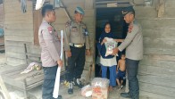 Jumat Berbagi, Polsek Tanah Putih Tanjung Melawan Salurkan Bantuan Sembako kepada Warga