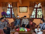 Perkuat Sinergi dengan Tokoh Adat, Kapolsek Bukit Kapur Sambangi Ketua MKA LAMR Kota Dumai
