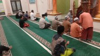 Polsek Tanah Putih Tanjung Melawan Gelar Subuh Keliling, Jaga Keamanan Jamaah di Masjid Syekh Zainuddin Kualo