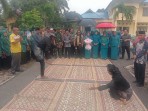 Kunjungi Tanah Putih Tanjung Melawan, Bupati Rohil Lantik Pengurus PKK dan Kukuhkan Bunda PAUD, Bantuan Sosial Disalurkan