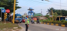 Polisi Siaga di Jam Sibuk, Strong Point Polsek Bukit Kapur Jaga Kelancaran Lalu Lintas dan Keselamatan Pengendara