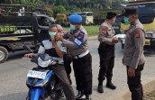Polsek Bukit Kapur Bagikan 300 Masker, Warga Diingatkan Waspadai Dampak Kabut Asap Karhutla