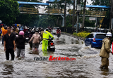 Hujan Deras Picu Banjir di Jalan Sudirman Pekanbaru, Kemacetan Panjang Kembali Terjadi