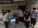 Jumat Berkah, Kapolsek Bukit Kapur Bagikan Sembako kepada Warga Kurang Mampu dan Lansia