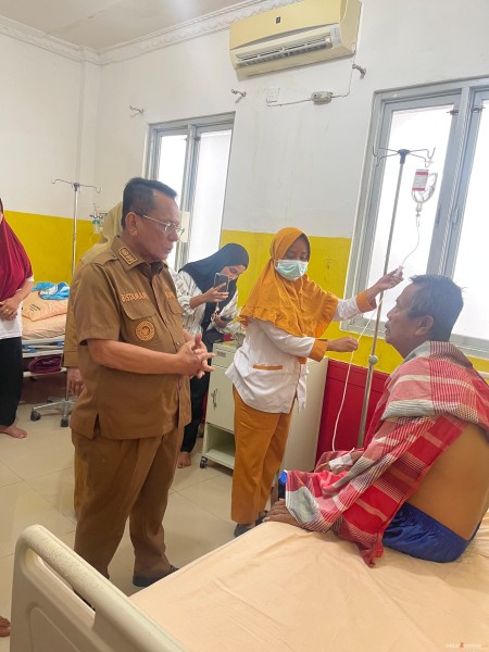 Peduli Korban Keracunan, Bupati Bistamam Jenguk Pasien di RSUD Dr Pratomo Bagan Siapiapi