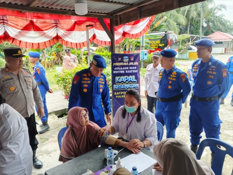 Program JALUR Polres Dumai Sambangi Pesisir Tanjung Palas, Salurkan Sembako dan Layani Pengobatan Gratis