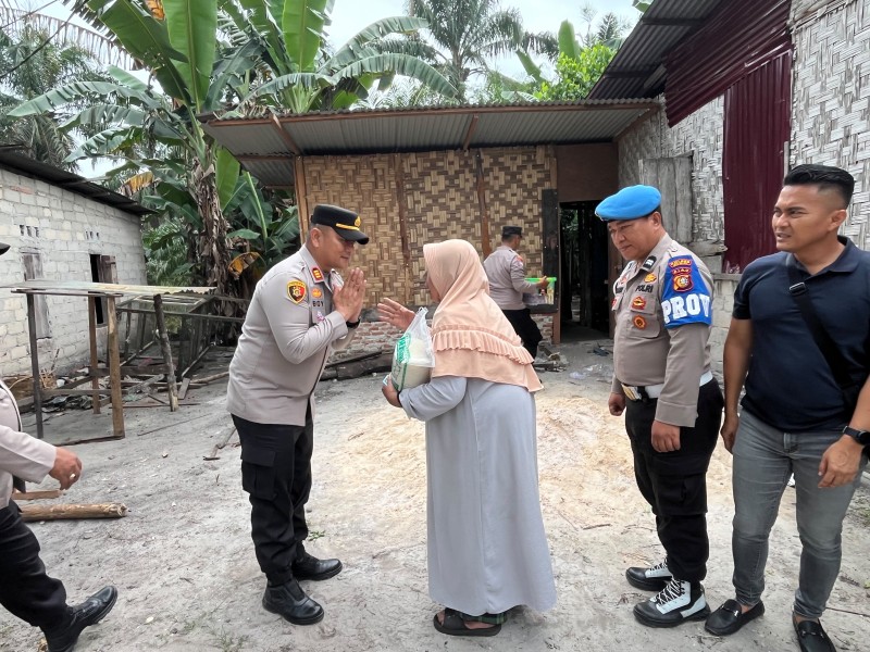 Jumat Berkah Polsek Bukit Kapur, Lima Warga Terima Paket Sembako