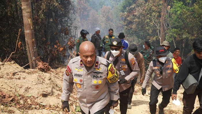 Wakapolda dan Bupati Terjun Langsung Padamkan Karhutla di Rokan Hulu: Medan Terjal, Air Minim, Api Mengganas