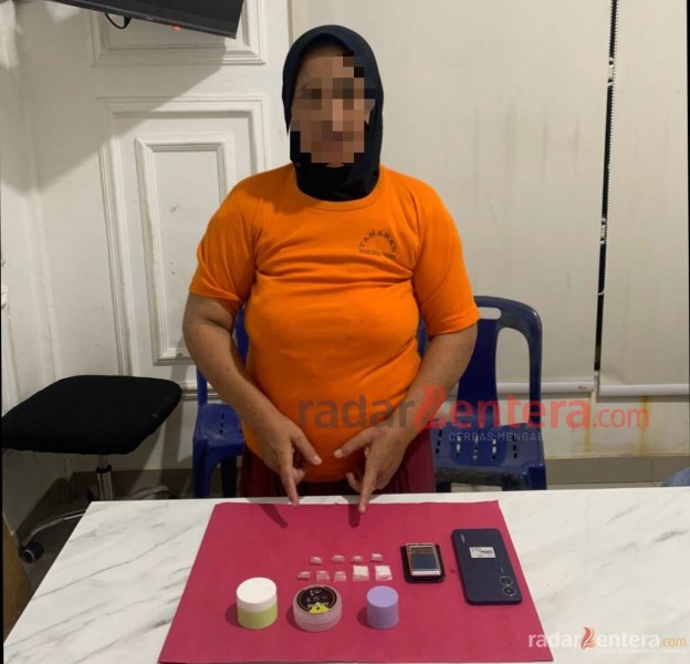 Digerebek di Rumahnya, IRT di Balai Jaya Ditangkap Polisi, 9 Paket Sabu dan Timbangan Digital Disita