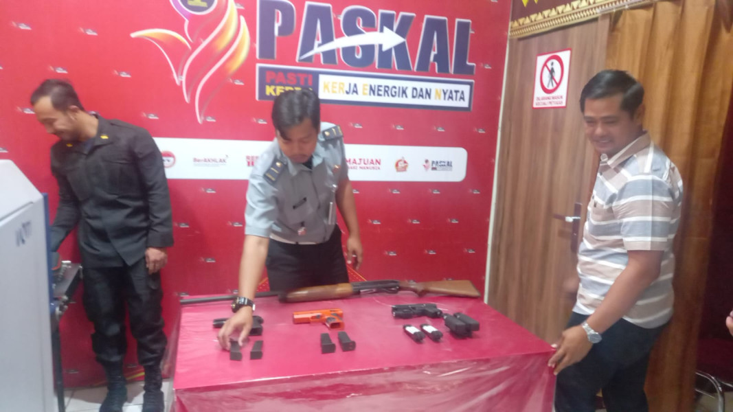 Cek Kondisi Senjata Api, Lapas Kalianda Lakukan Harwat Senpi Bersama Polres Lamsel