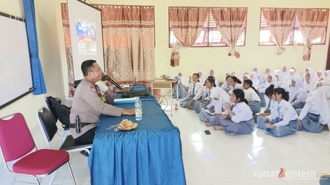 Bhabinkamtibmas Polres Rohil Sosialisasi penerimaan AKPOL, SIPSS, BINTARA, TAMTAMA T.A 2025, di SMAN 4 Tanah Putih