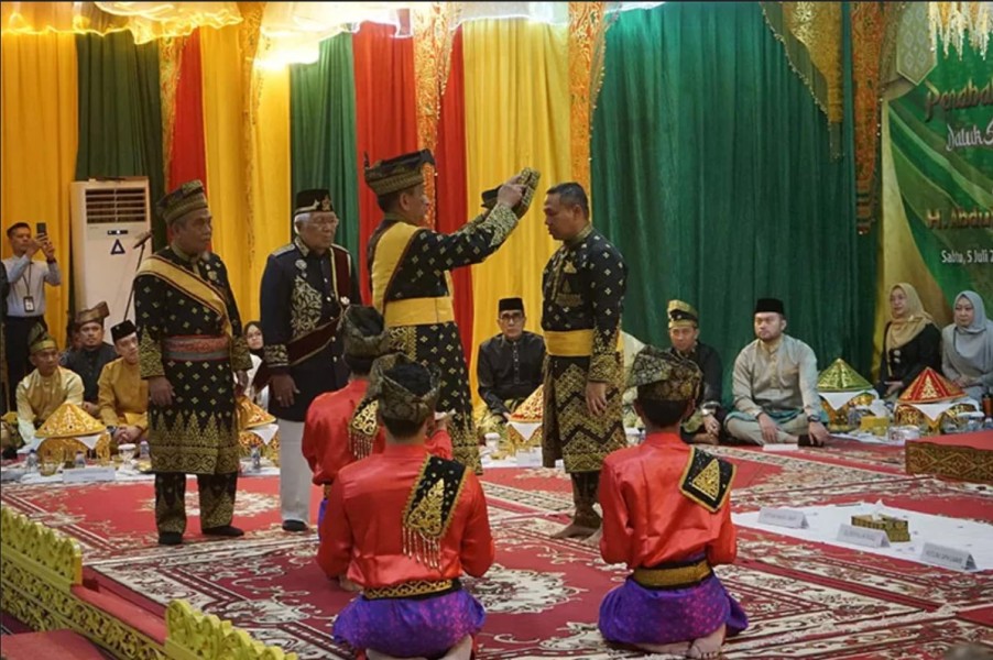 Gubernur Riau Abdul Wahid Resmi Dianugerahi Gelar Adat Datuk Seri Setia Amanah