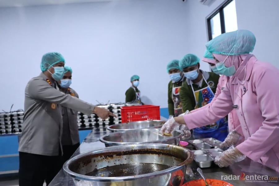 Kapolres Rohil Didampingi Bhayangkari Tinjau Dapur SPPG, Pastikan Gizi dan Kebersihan Terjaga