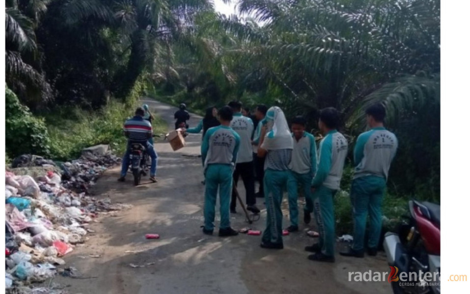 Siswa dan Guru SMAN 1 Bagan Sinembah Gotong Royong Bersihkan Sampah