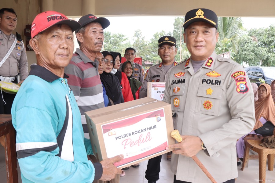 Kapolres Rohil Salurkan Bantuan Sosial untuk Kaum Dhuafa di Bangko Pusako