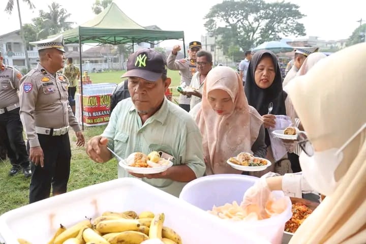 Warung Polisi Polres Labuhanbatu Pekan ke-27, 350 Porsi Makanan Gratis Dibagikan kepada Warga