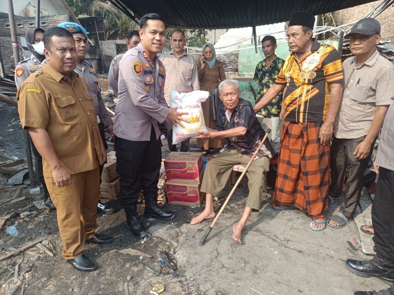 Polsek Bagan Sinembah Salurkan Bantuan untuk Korban Kebakaran Rumah