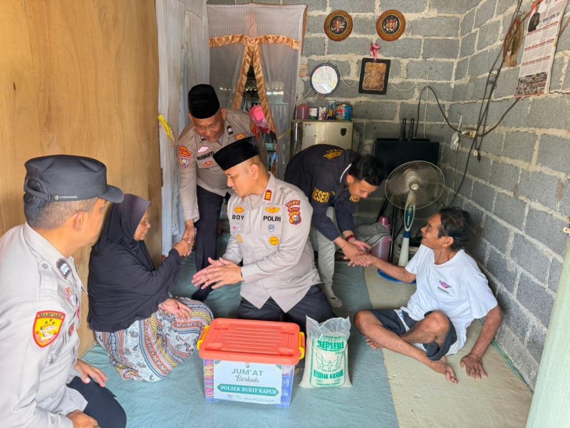 Jumat Berkah, Polsek Bukit Kapur Bagikan Sembako kepada Warga Kurang Mampu dan Lansia