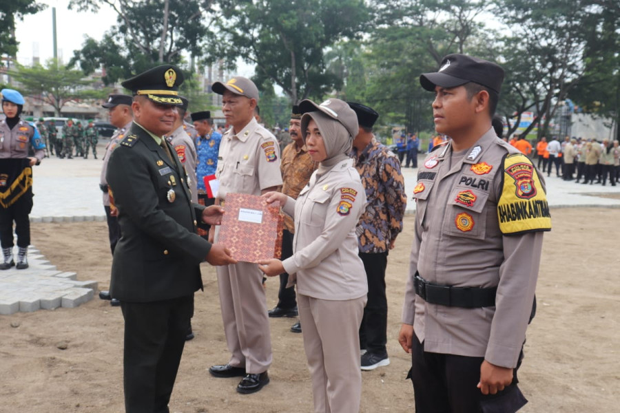 Kapolres Lamsel Beri Penghargaan Untuk Personel dan Warga Berprestasi di Hari Pahlawan