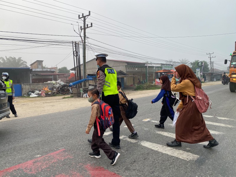 Hujan Deras Tak Surutkan Semangat, Polres Rohil Tetap Siaga di Titik Strong Point