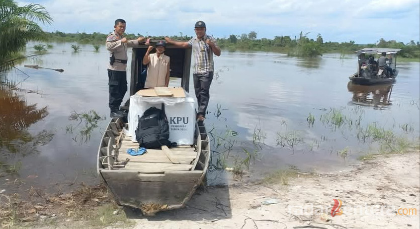 Perjuangan Petugas Kawal Logistik Pemilukada di Tengah Medan Sulit Tetap Semangat