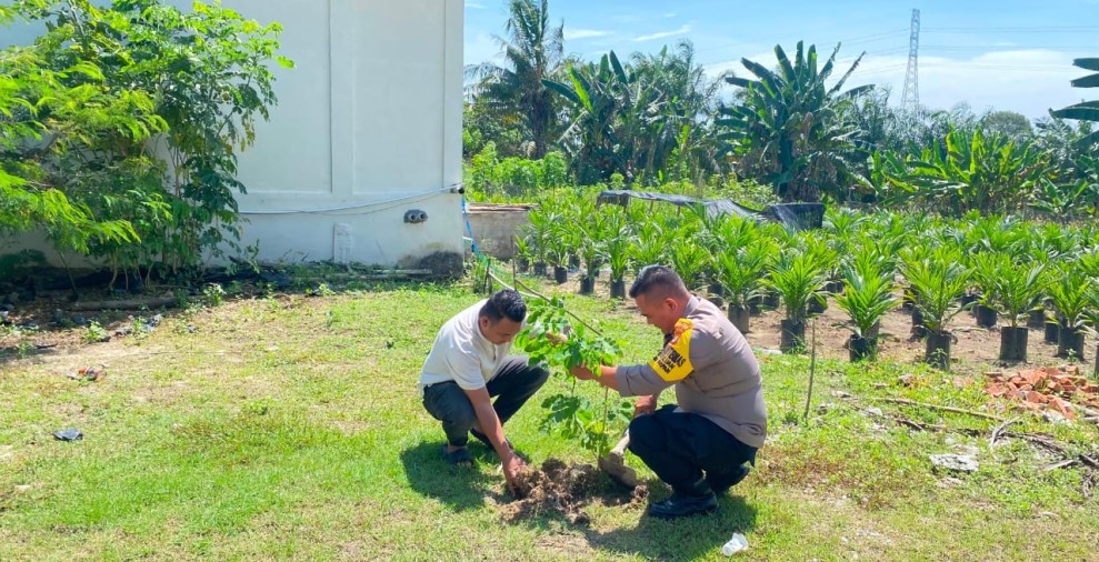 Green Policing Hadir di Labuhan Papan, Polisi Ajak Warga Tanam Pohon di Pekarangan Rumah