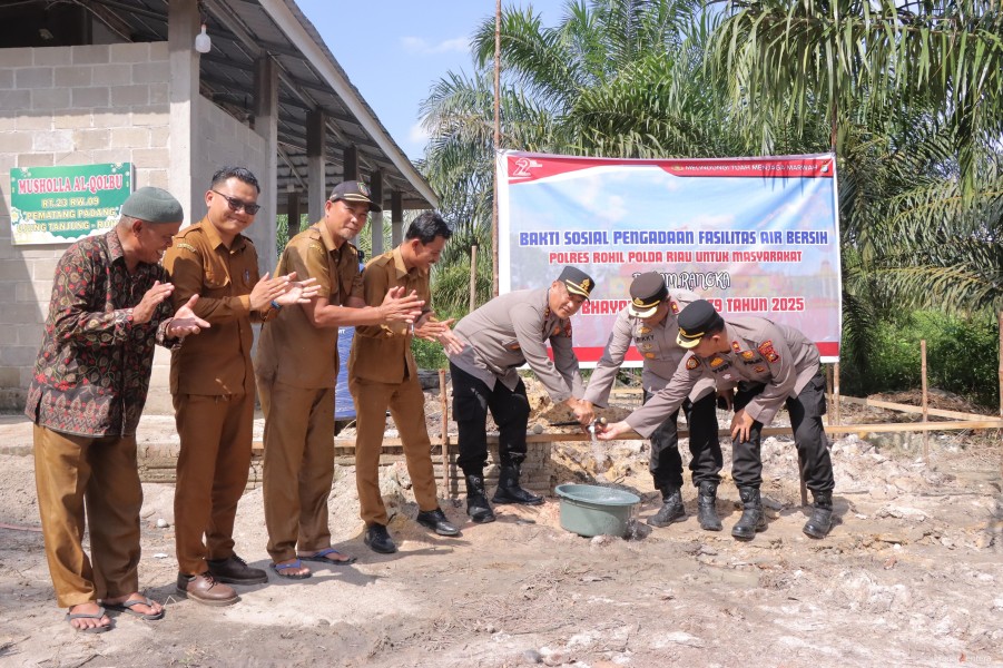 Wujudkan Kepedulian, Polres Rohil Bangun Fasilitas Air Bersih di Musholla Al-Qolbu dalam Rangka HUT Bhayangkara ke-79