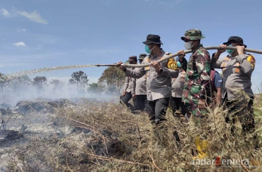 Kapolda Riau Terjun Langsung Padamkan Karhutla 100 Hektare di Rohil