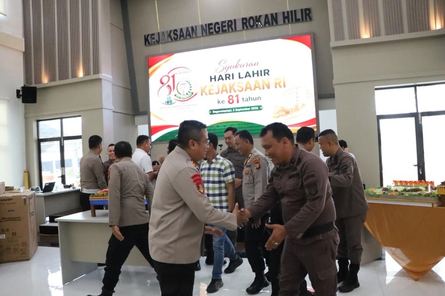 Pererat Sinergitas, Kapolres Rohil Beri Kejutan kepada Kajari di Hari Lahir Kejaksaan RI ke-81