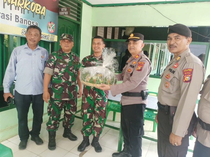 HUT Ke-78 TNI, Polsek Bagan Sinembah Bawa Nasi Tumpeng ke Koramil 03/Bgs