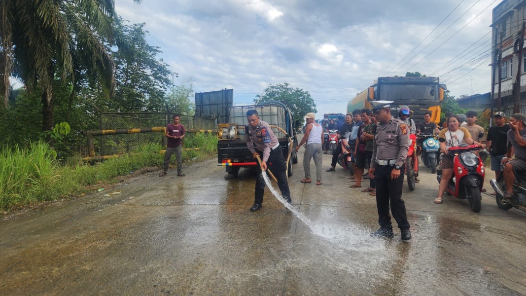 Kecelakaan Beruntun Empat Truk di Jalur Pekanbaru–Duri, CPO Tumpah ke Jalan, Satlantas Polres Bengkalis Bergerak Cepat Cegah Kecelakaan Susulan