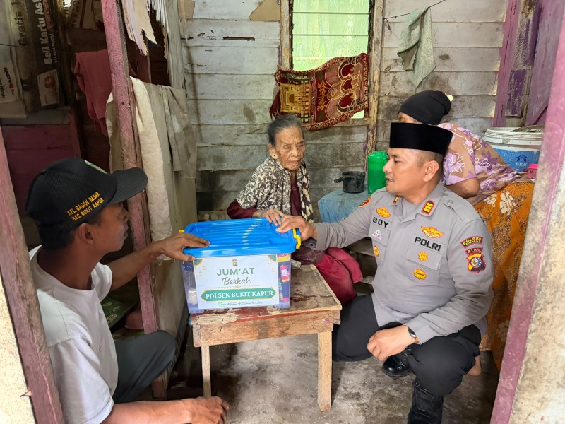 Jumat Berkah Polsek Bukit Kapur, Kapolsek Boy Setiawan Antar Bantuan Sembako Langsung ke Rumah Lansia Kurang Mampu