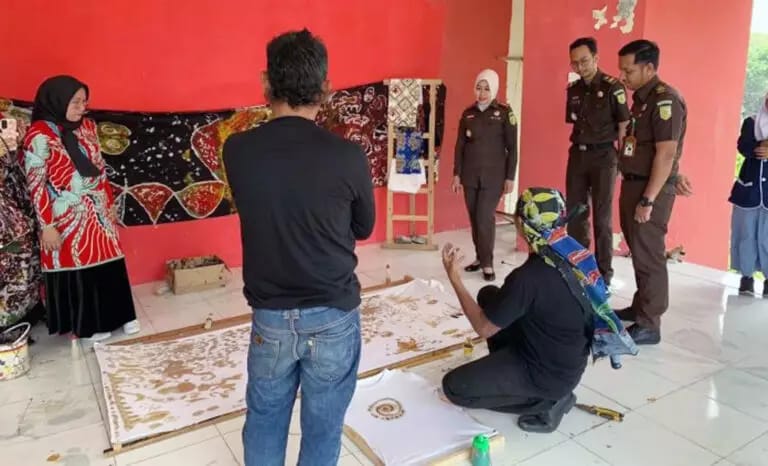 Peringati Hari Batik Nasional, Kajari Lamsel dan DKLS Membatik Bersama