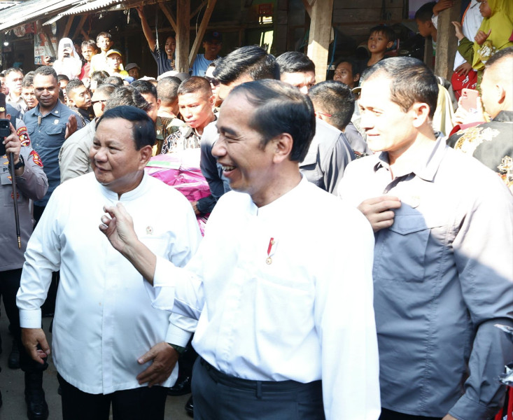 Menhan Prabowo Dampingi Presiden Jokowi Blusukan di Pasar Grogolan, Pekalongan