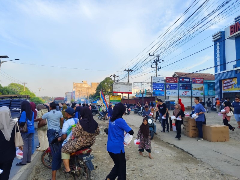 Bintang Bangunan Grup Berbagi Takjil Ramadan, Ratusan Nasi Kotak dan Es Buah Habis Dibagikan