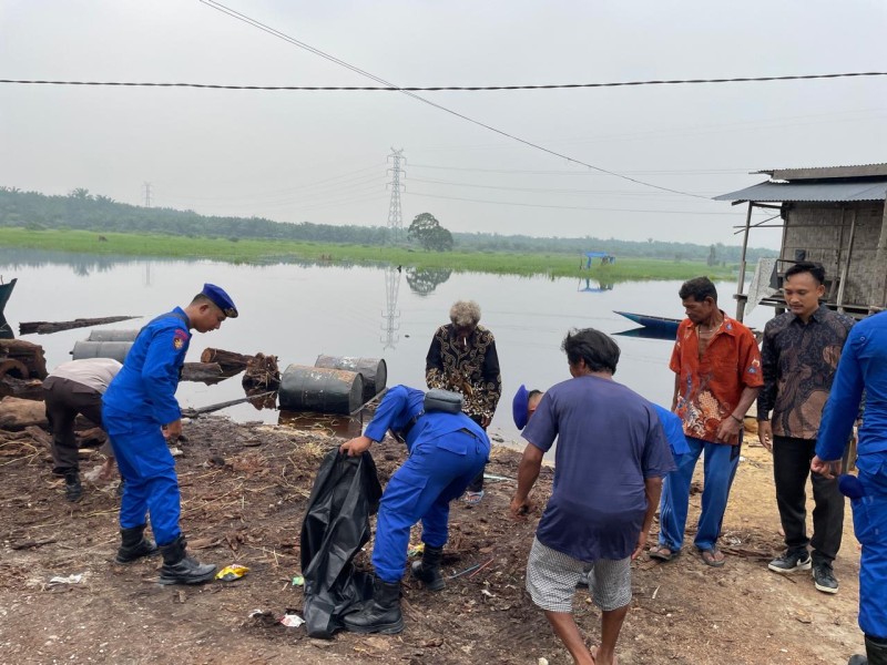 Satpolairud Bengkalis Sambangi Warga Bantaran Sungai Sam-Sam, Hadirkan Klinik Terapung hingga Kapal Baca