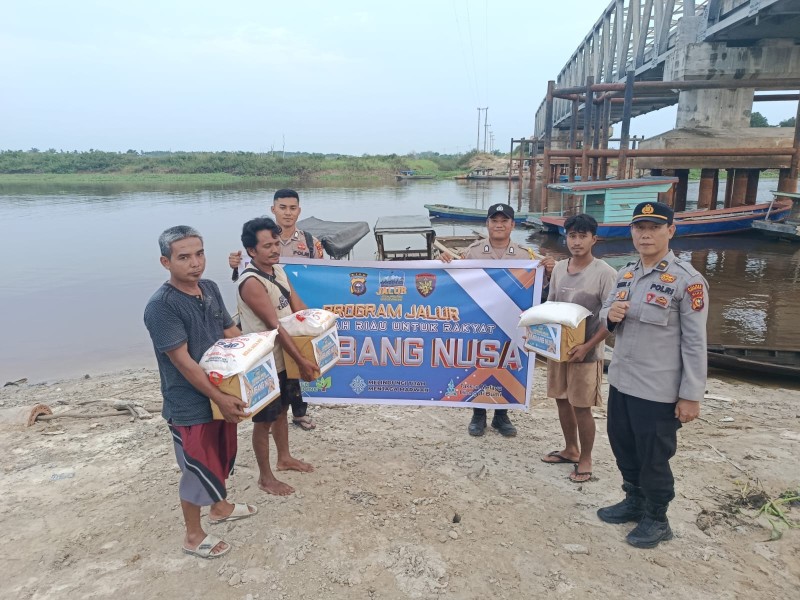 Polsek Pujud Salurkan Bantuan Sembako untuk Nelayan Sungai Rokan melalui Program JALUR