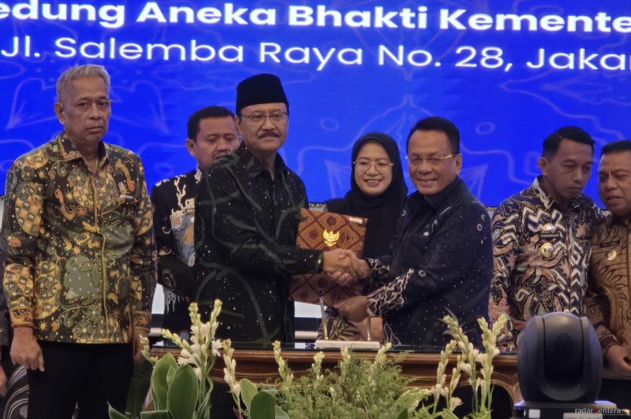 Siap Dukung Sekolah Rakyat, Bupati Rohil Tandatangani Perjanjian Pinjam Pakai Aset Daerah di Kemensos RI