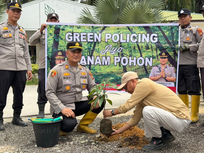 Polsek Pujud Sosialisasikan Program Green Policing dan Tanam Pohon di Tanjung Medan