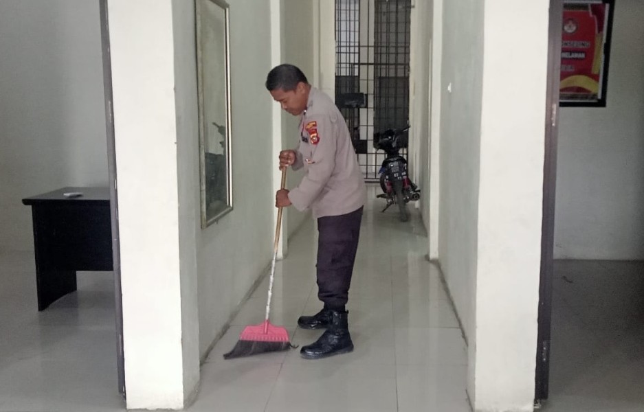 Dukung Program ASRI, Personel Polsek TPTM Bersihkan Mako hingga Rumah Dinas