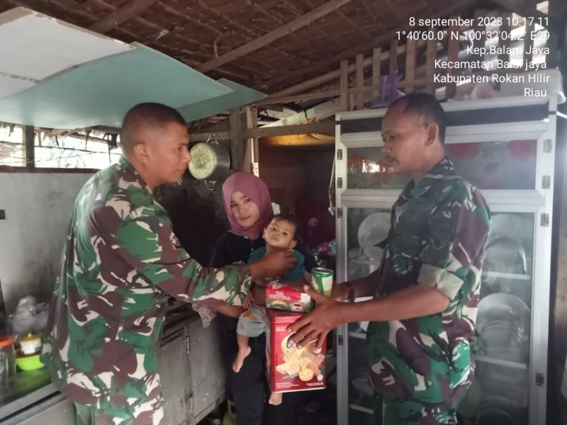 Pembinaan Stunting, Babinsa Koramil 03/Bgs Bawa Makanan Sehat