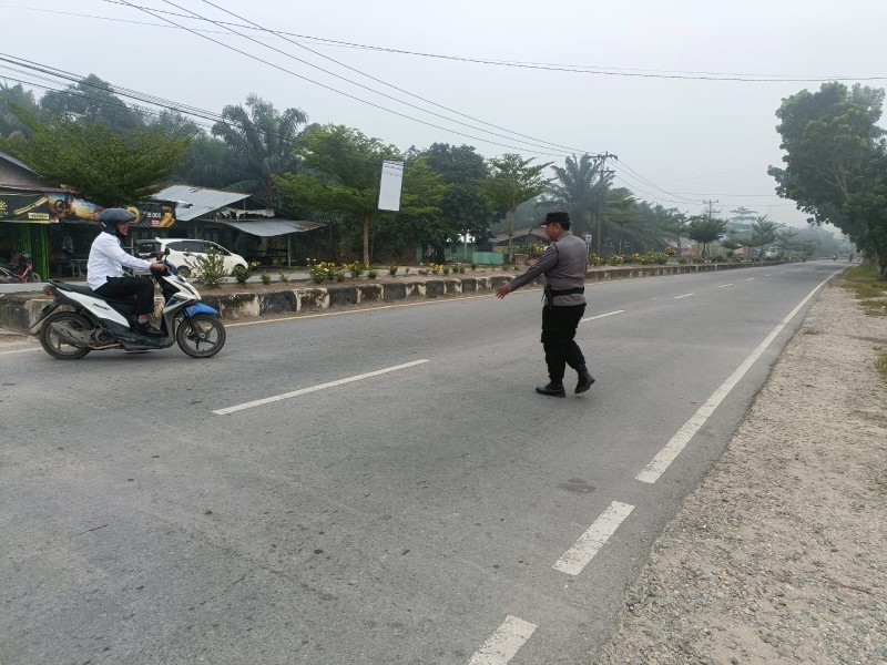 Strong Point Pagi, Polsek TPTM Hadir di Jalan Lintas Bagan Siapi-api untuk Jaga Kelancaran Lalu Lintas