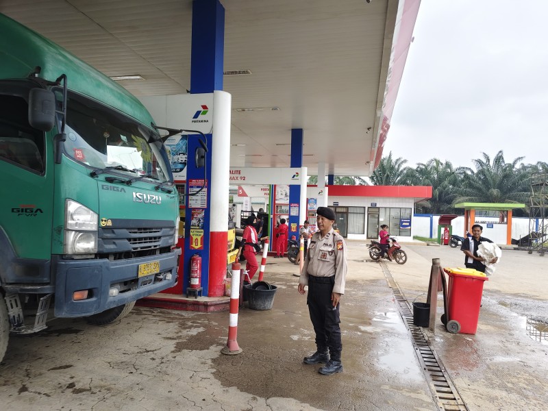 Polsek Bangko Pusako Patroli SPBU KM 4 Balam, Pastikan Stok BBM Aman dan Antrean Tertib