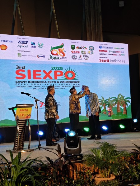 Bupati Rohil Bistamam Hadiri SIEXPO 2025, Terima Penghargaan Nasional dan Pasangkan Tanjak kepada Deputi KemenKopUKM