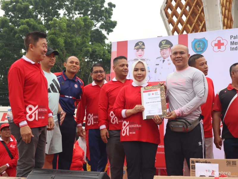 HUT PMI ke-81, Penry Patartua Nababan Terima Penghargaan atas 25 Kali Donor Darah