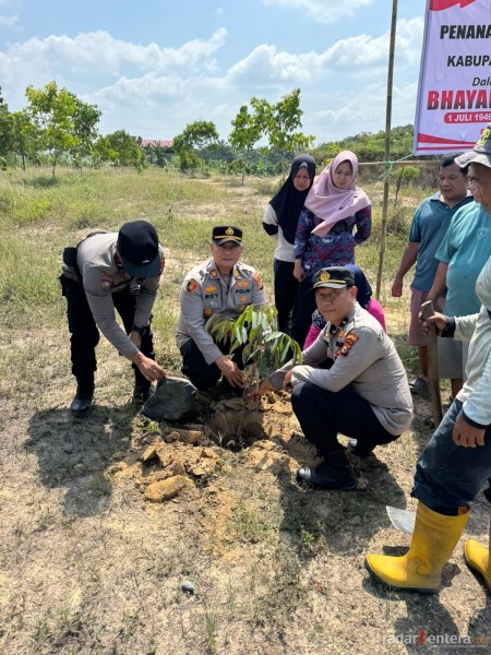 Polsek Pujud Tanam Bibit Pohon Buah, Dukung Program Kapolda Riau “Bagikan Tunas Agar Bumi Bernapas”