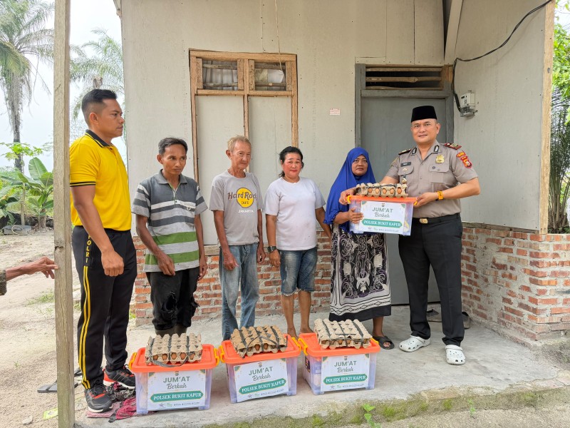 Jumat Berkah, Kapolsek Bukit Kapur Salurkan Sembako untuk Warga Kurang Mampu dan Lansia