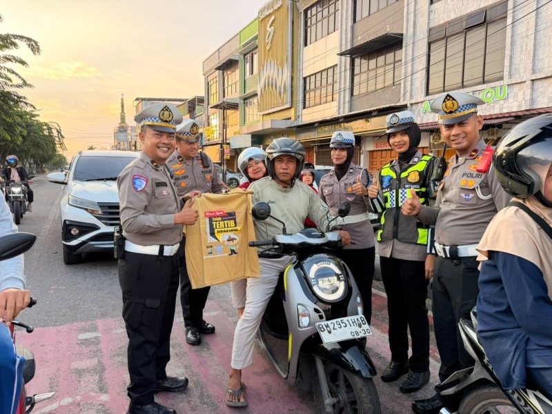 Sat Lantas Polres Dumai Gencarkan Kampanye Keselamatan Berlalu Lintas, Edukasi Humanis Sasar Pengendara di Jam Sibuk