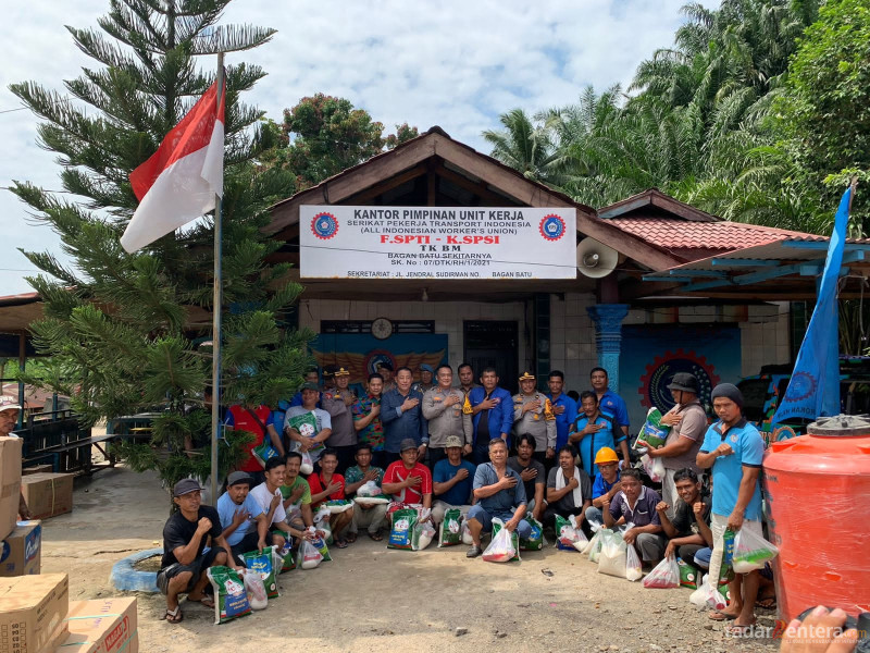 Cooling System Pilkada Damai 2024, Kapolres Rokan Hilir, Berikan Bantuan Sosial kepada Anggota Serikat Pekerja F.SPTI-K.SPSI