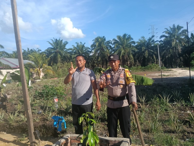 Green Policing Polsek TPTM: Tanam Bibit Pohon Buah untuk Dukung Penghijauan di Kepenghuluan Mesah